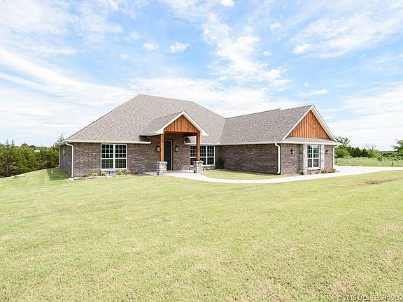 3rd image of 1120 Saint Andrews Cir
