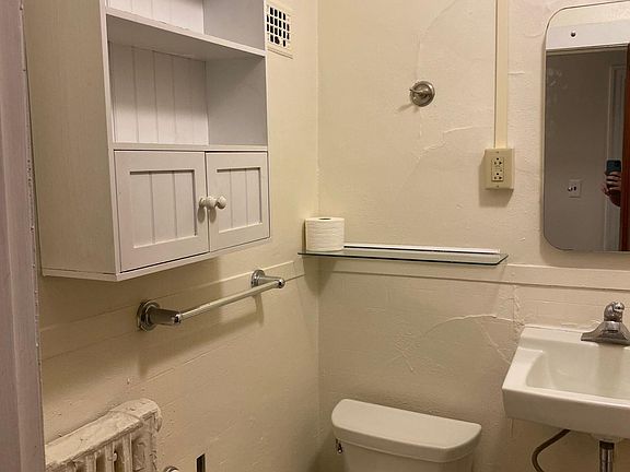 5th image of 421 Daly Ave APT 1