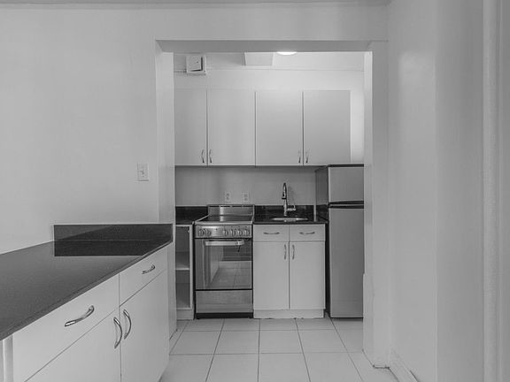 3rd image of 208 W 23rd St APT 900