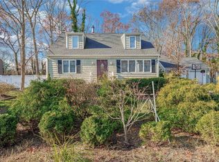 22 White Oak Dr, Smithtown, NY 11787