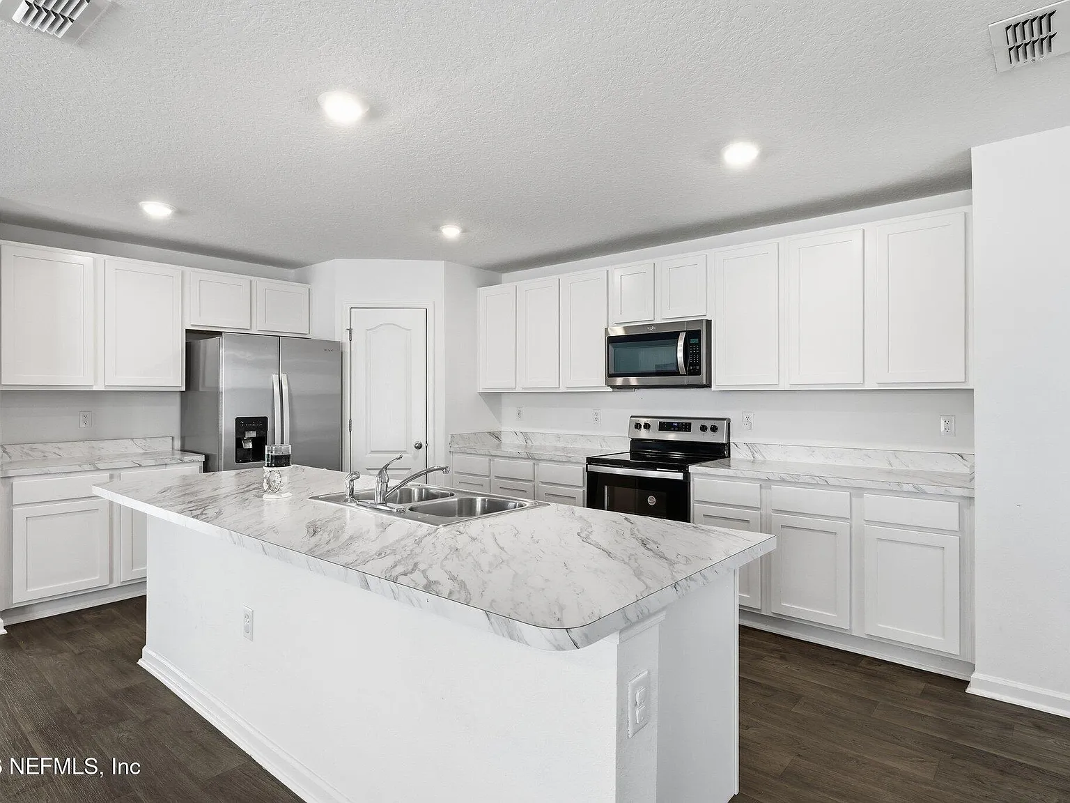 4 bed, 2.0 bath, 2160 sqft, $2,300 — Photo 2