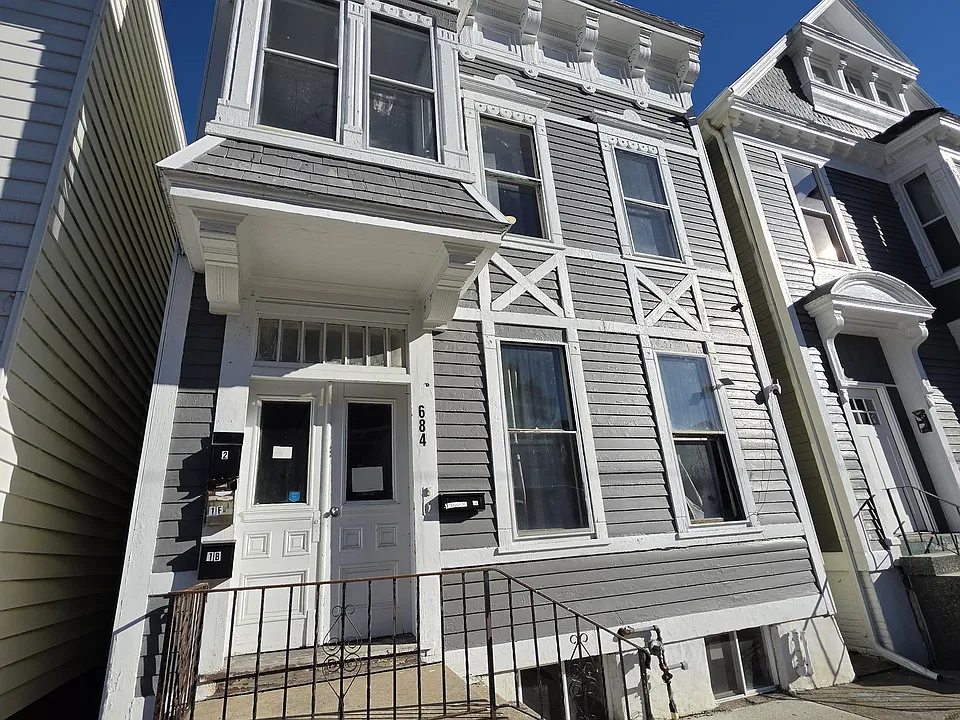 684 2nd Ave #3