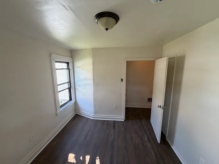209 Rear 21 — Photo 23