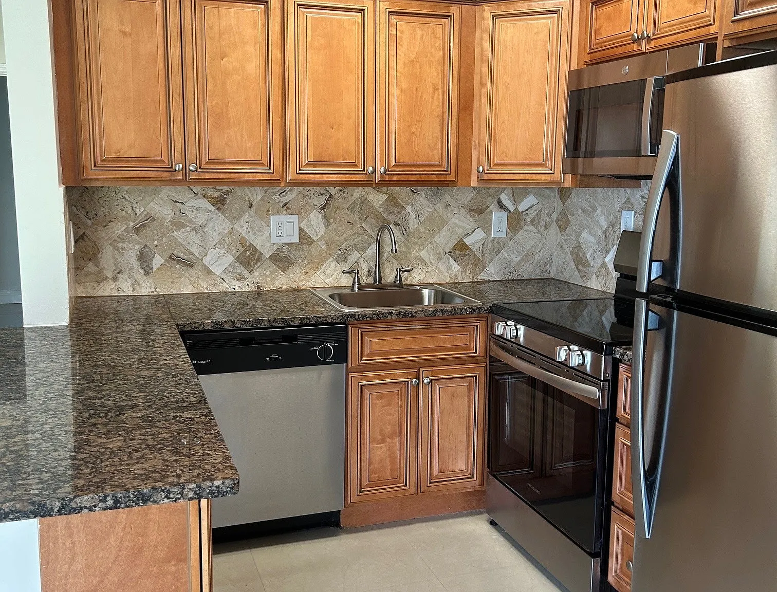 2 bed, 800 sqft, $2,117 — Photo 2