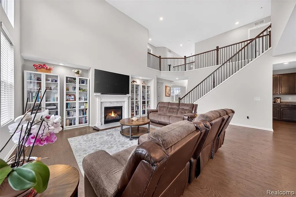 5 bed, 3.0 bath, 3351 sqft, $4,000 — Photo 4
