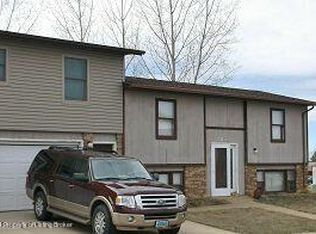 384 8th St SE, Dickinson, ND 58601