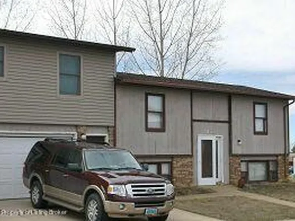 384 8th St SE, Dickinson, ND 58601