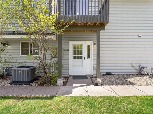1604 Helmo Ave N, Oakdale, MN 55128