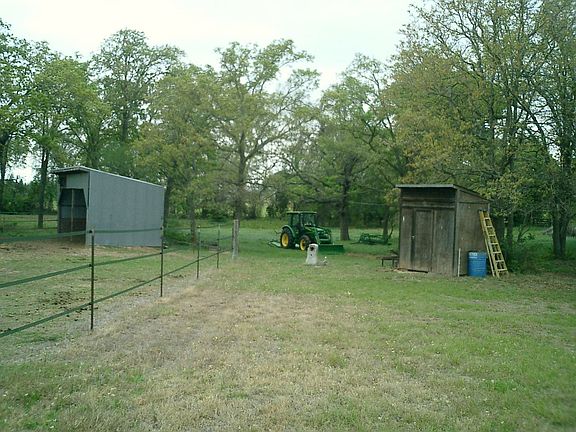 Storm shelter with kick walls