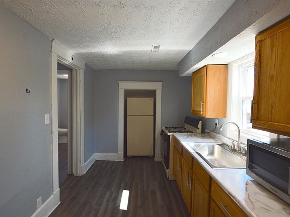 3rd image of 953 N Oakland Ave #2