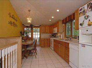 71 Willow St, Central Islip, NY 11722