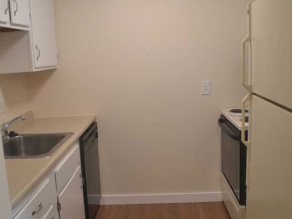 3rd image of 12 Saint James Pl #610
