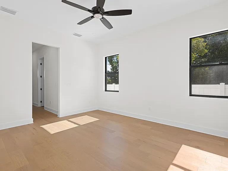 3202 W La Salle St — Photo 73