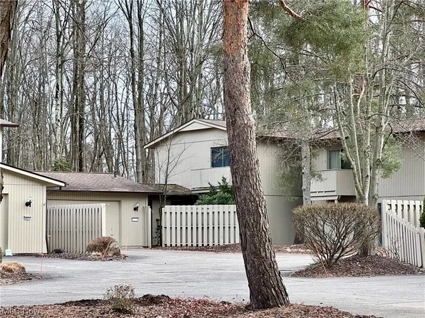 19735 Dell Dr, Strongsville, OH 44149