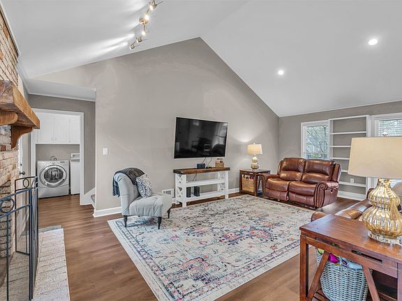 4th image of 739 Hanover Ct