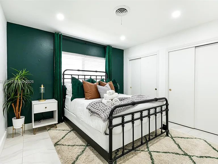 329 SE 12th Ave #1 — Photo 12