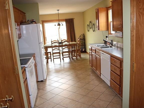 Large, clean kitchen