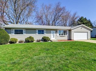 8 Washburn Rd, Deerfield, WI 53531