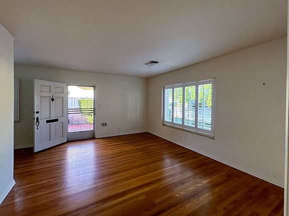 4th image of 4433 Bakman Ave