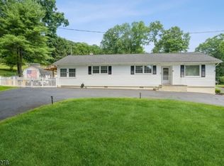 136 Seneca Lake Rd, Sparta, NJ 07871