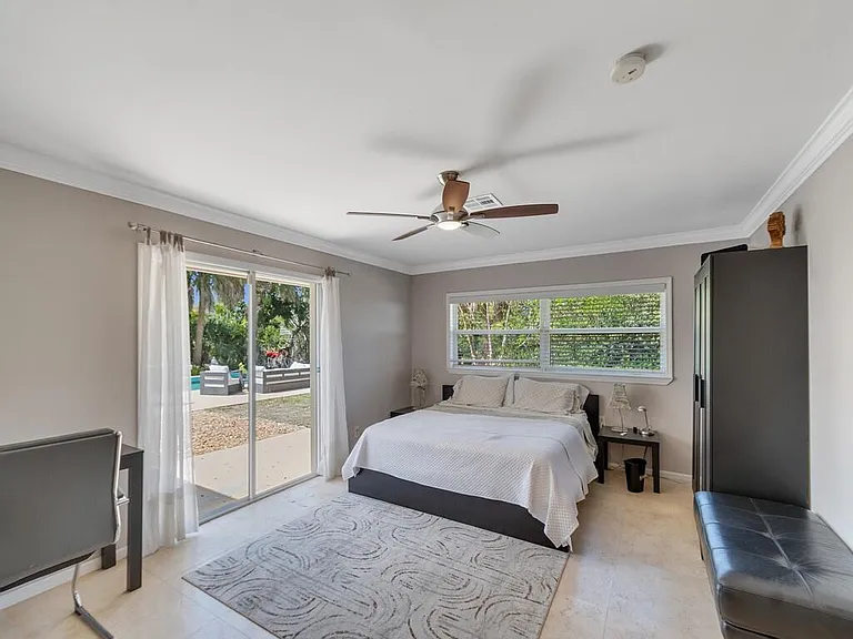 527 E Causeway Blvd — Photo 10