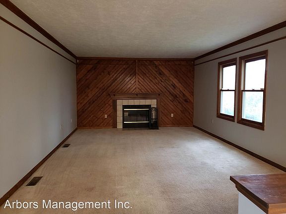 5th image of 152 Woodbine Dr