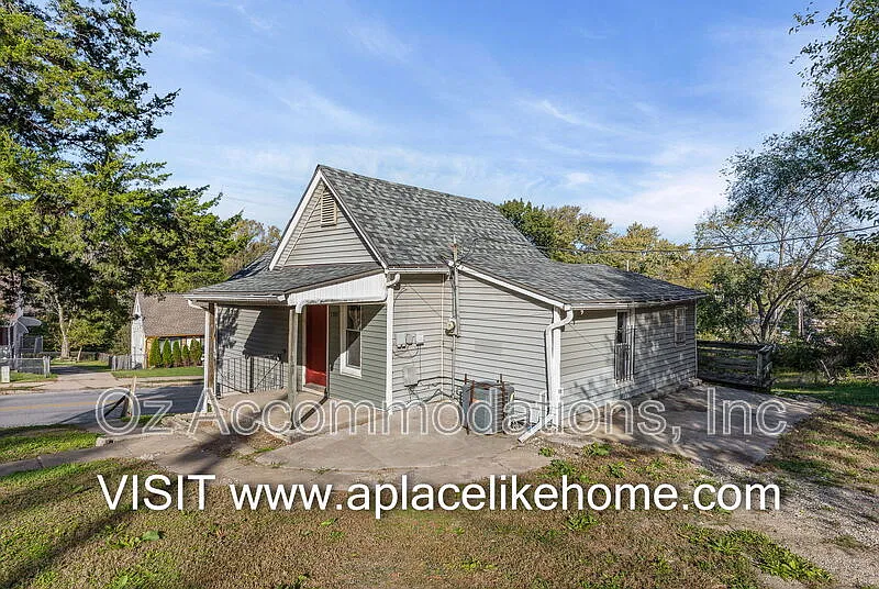 2 bed, 1.0 bath, 700 sqft, $1,095 — Photo 2