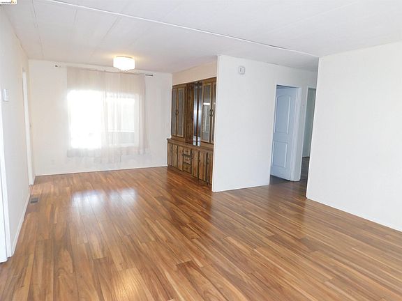 3rd image of 937 Northfield Dr