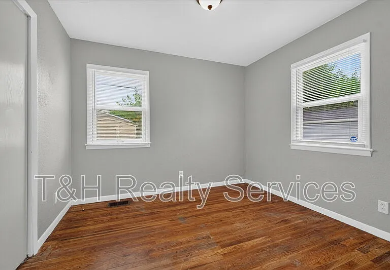 1819 Knox St — Photo 22
