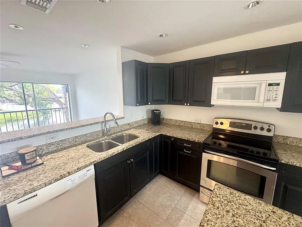 2 bed, 1.5 bath, 1520 sqft, $1,995 — Photo 3