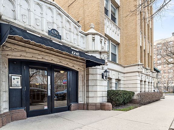 2nd image of 4240 N Clarendon Ave APT 302S