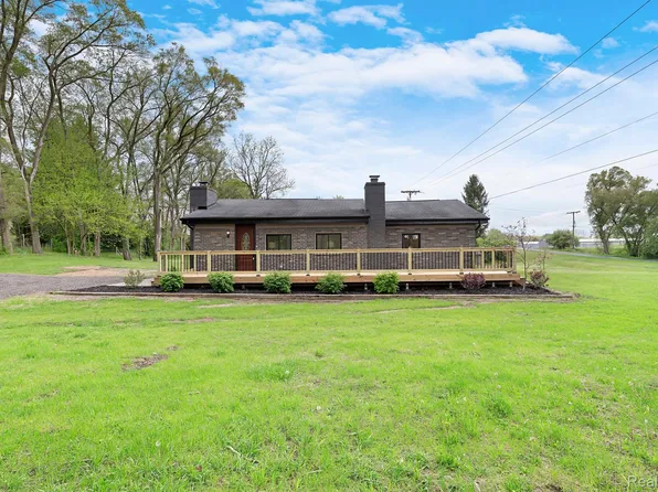 8760 Hyne Rd, Brighton, MI 48114