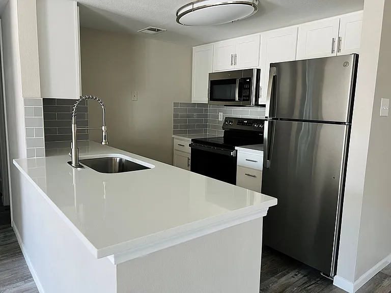 Country Club Place Apartments — Photo 18