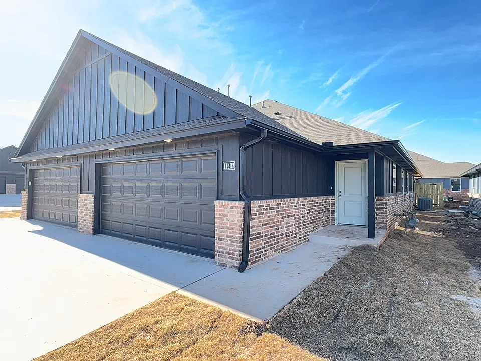 11403 University Dr