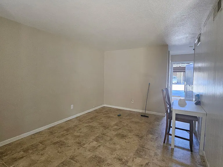 3318 R St #B — Photo 2