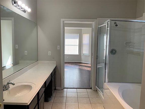5th image of 3911 Lauderwood Ln