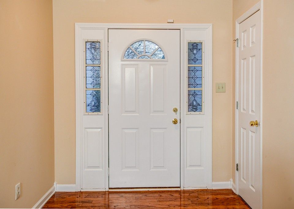1st image of 114 Sunnyfield Dr