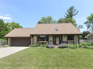 895 Teverton Ln, Crystal Lake, IL 60014