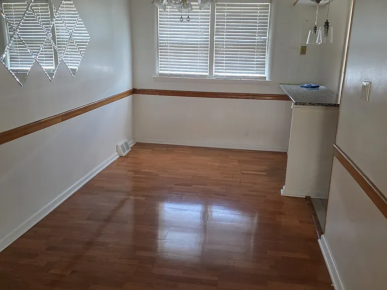 2123 Loney St — Photo 3
