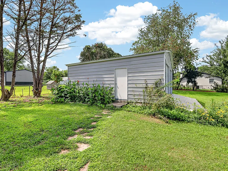2504 Angelyn Dr — Photo 35