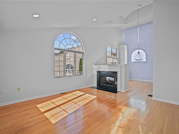 3rd image of 3 Queen Annes Ct