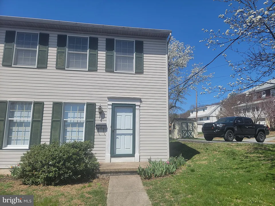 4 Adams St