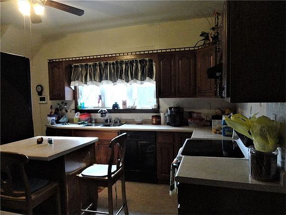 4th image of 919 Fallowfield Ave