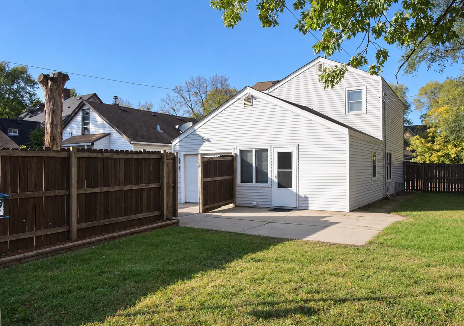 Large 3 Bedroom 2 Bathroom Home in Saint Paul! — Photo 3