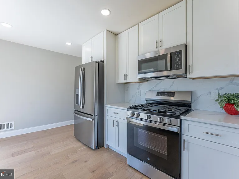 75 Reeder Ave — Photo 8