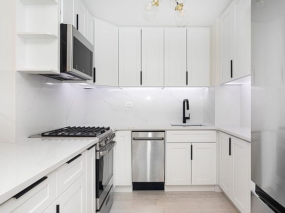 3rd image of 165 Christopher St #1C