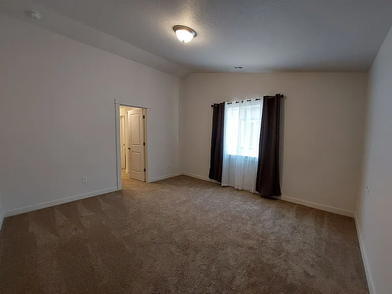 1013 Maple Dr W — Photo 10