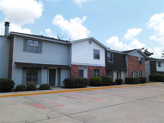 3rd image of 903 Parkwood Dr