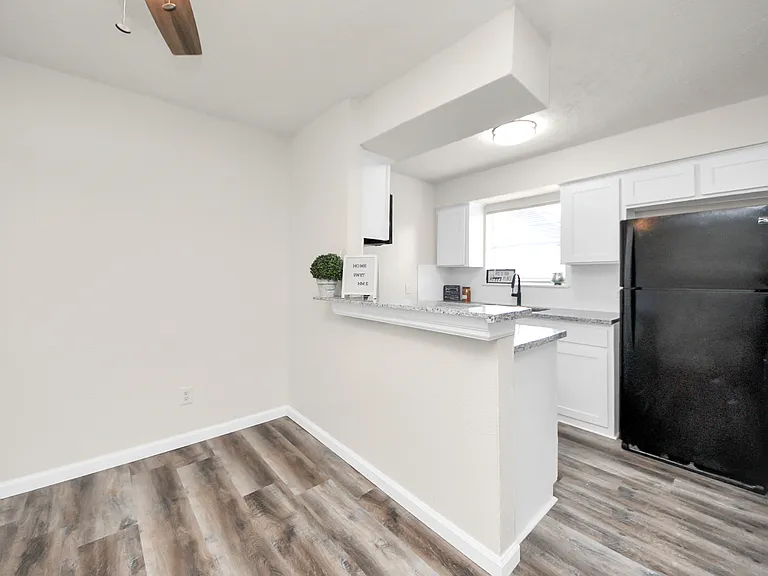 2110 Melbourne St — Photo 2