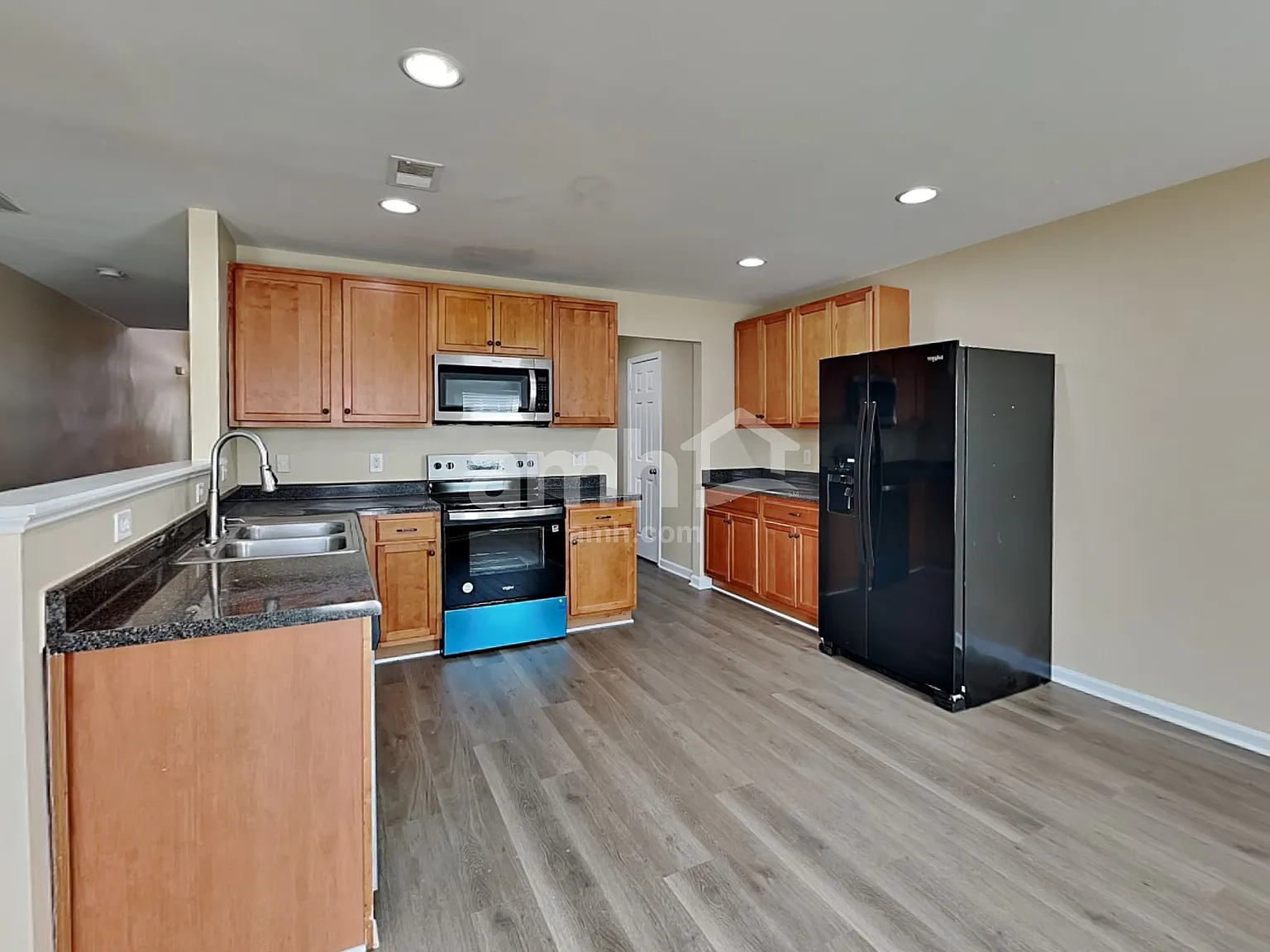 4 bed, 2.5 bath, 2420 sqft, $2,205 — Photo 3